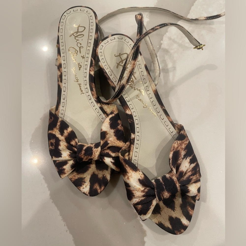 Alice & Olivia flats. Cute leopard print. Size 38.5.